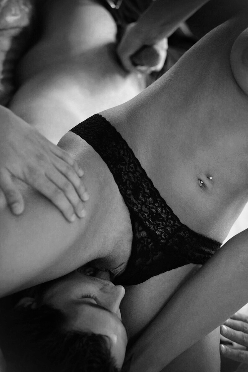 Кунилингус через белые трусики