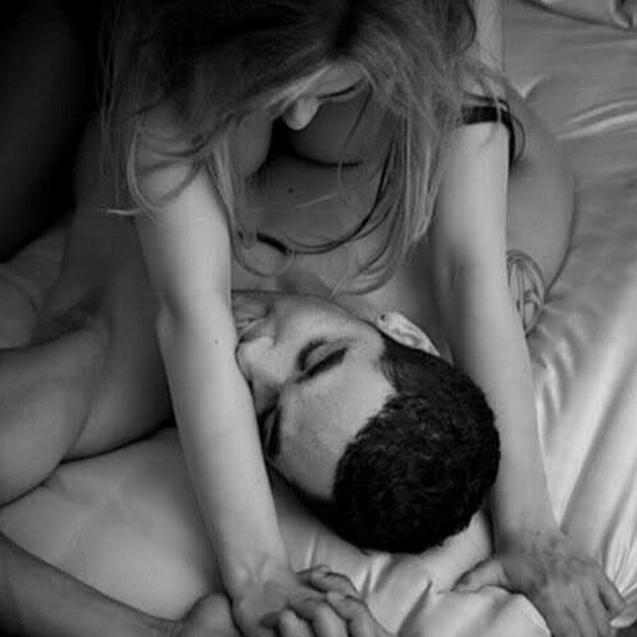 Страстные поцелуи в кровати