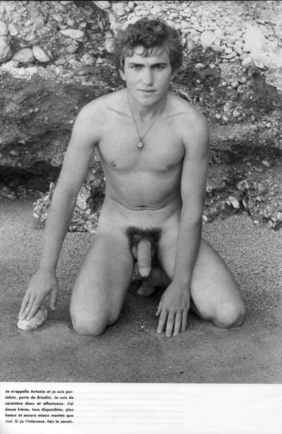 Винтаж голый парень на кмне