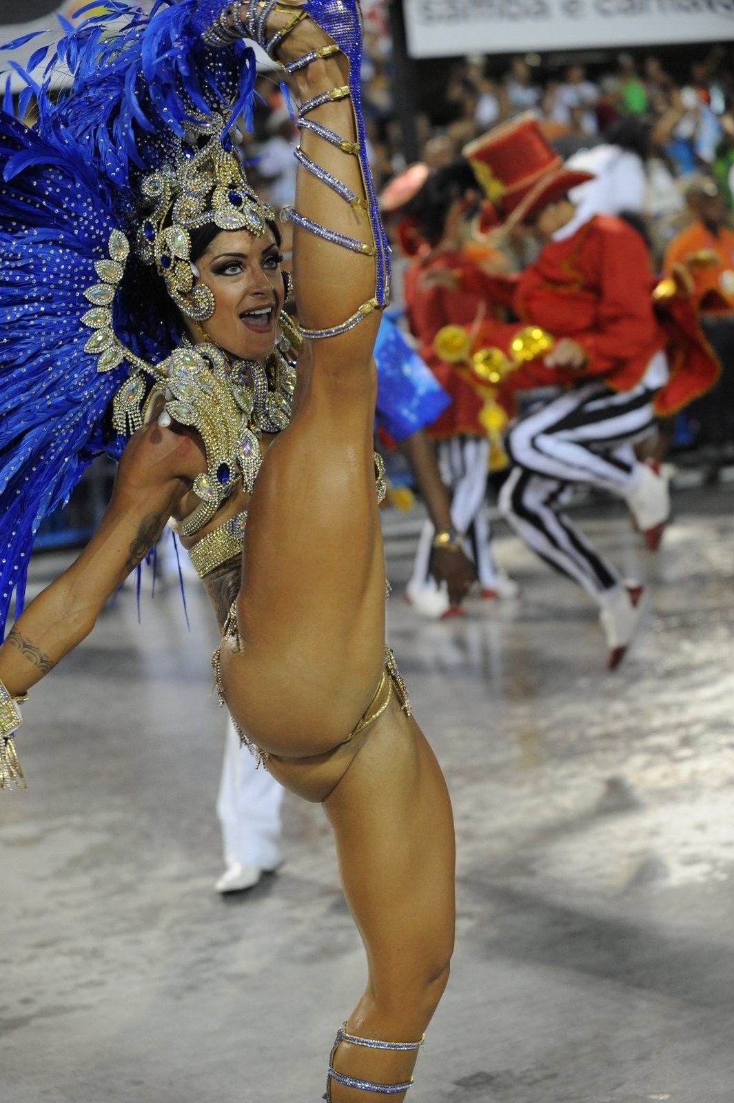 Развратные танцы голых женщин бразилии видео сейчас