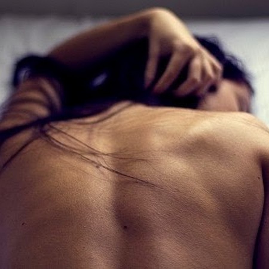 Женская спина в постели