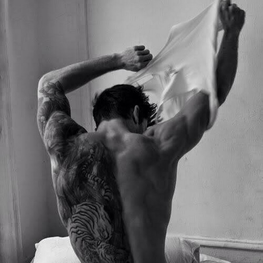 Мужская спина на кровати