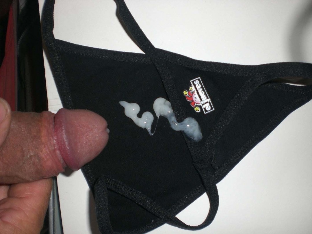 Кончил на женские трусики