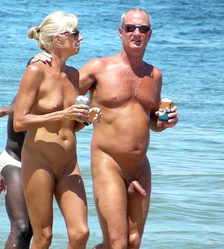 Голые пожилые пары на пляже
