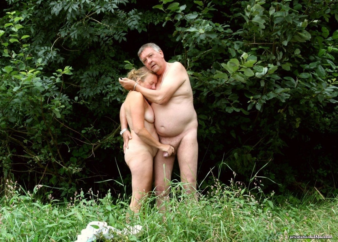 Пожилые пары на нудистком пляже