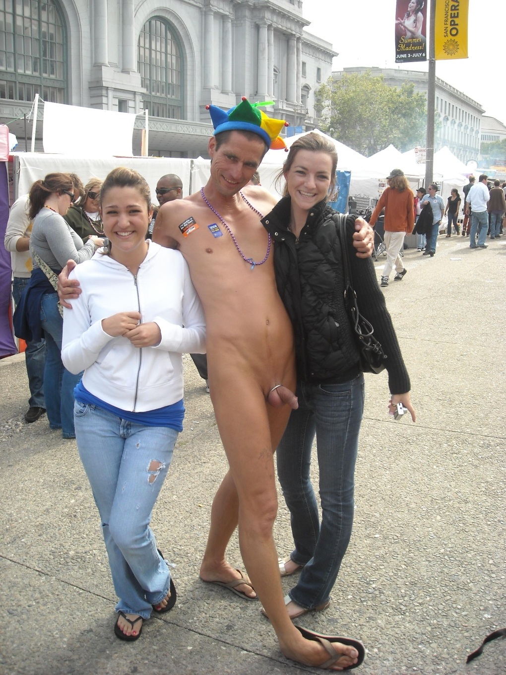 Голые юноши на публике