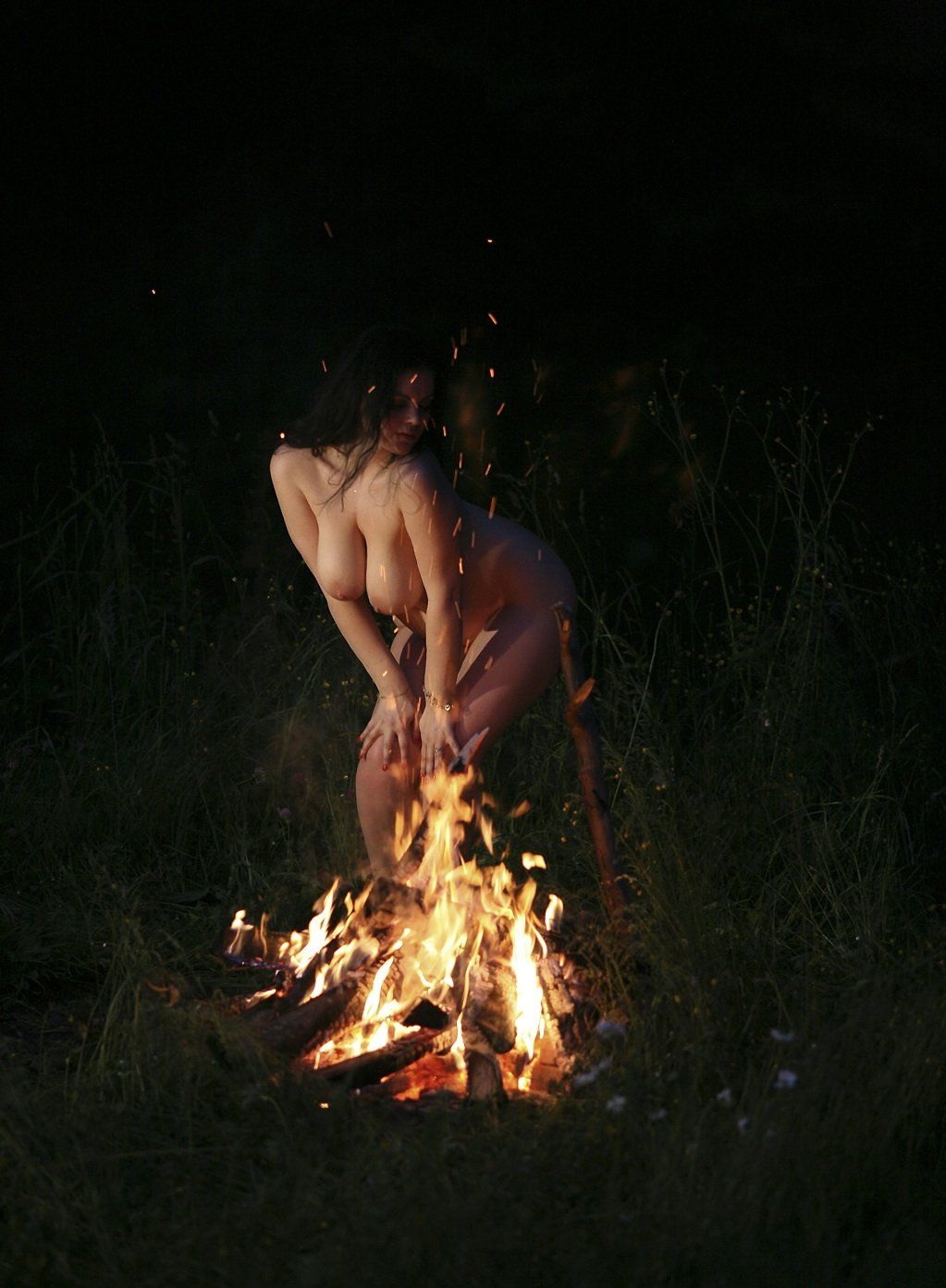 Девушки голышом у костра