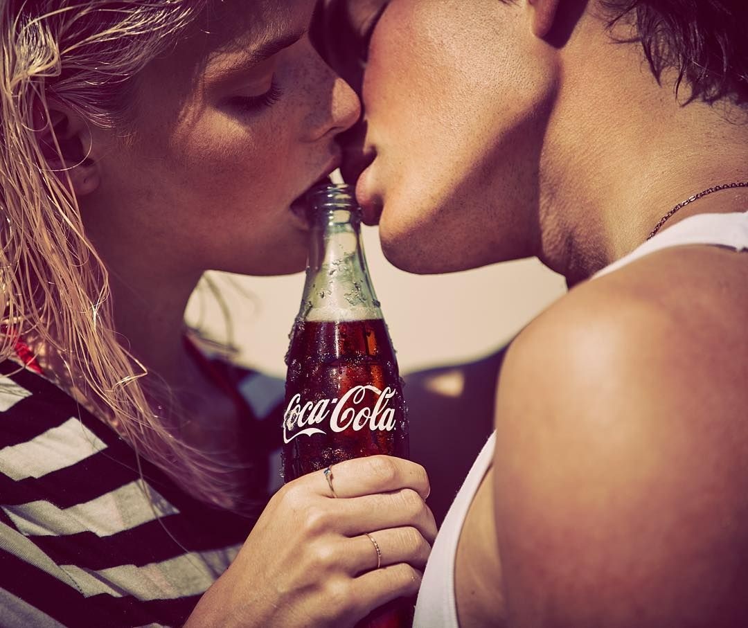 С банкой кока колы