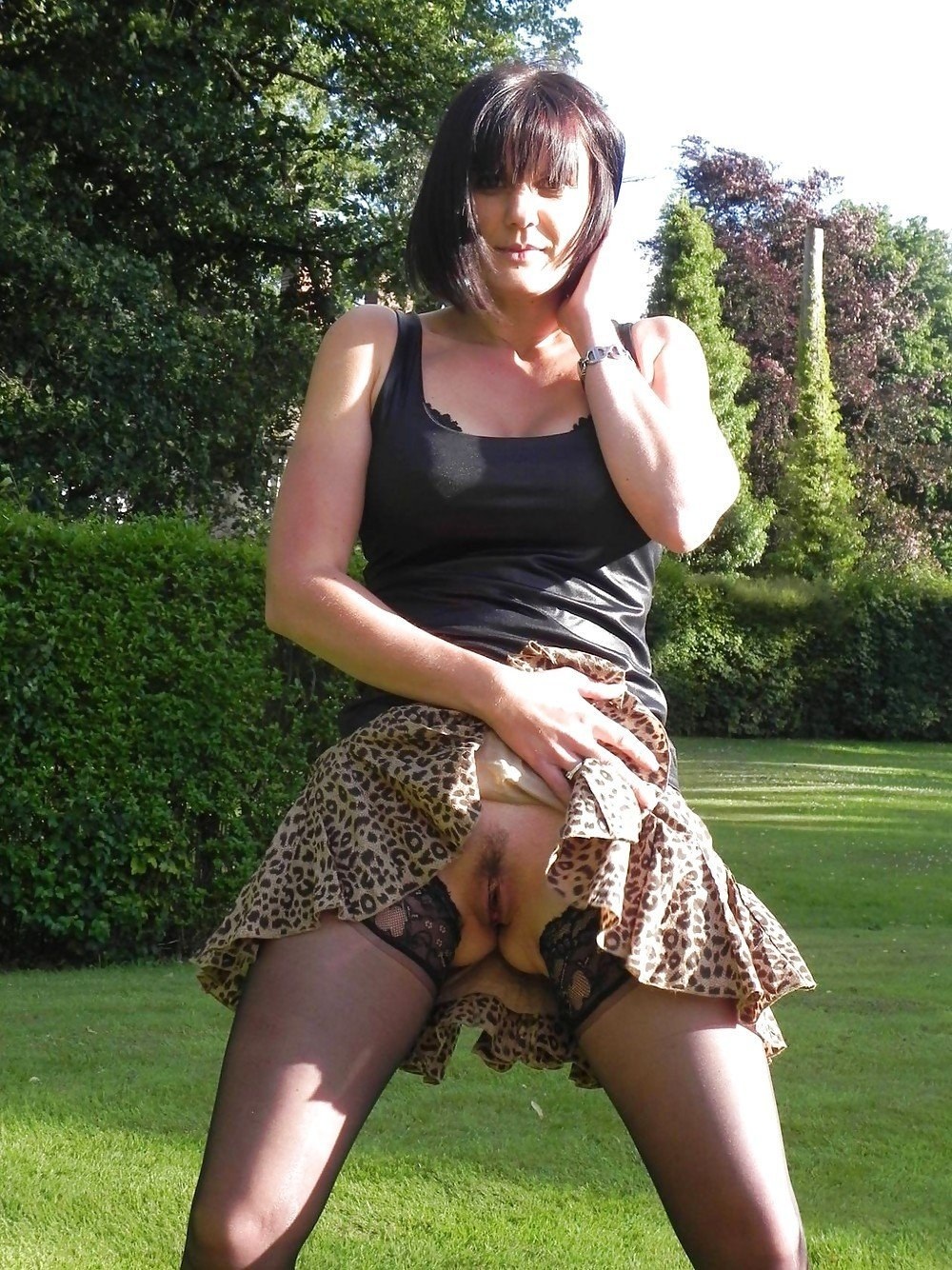 Зрелые в юбке и без трусов