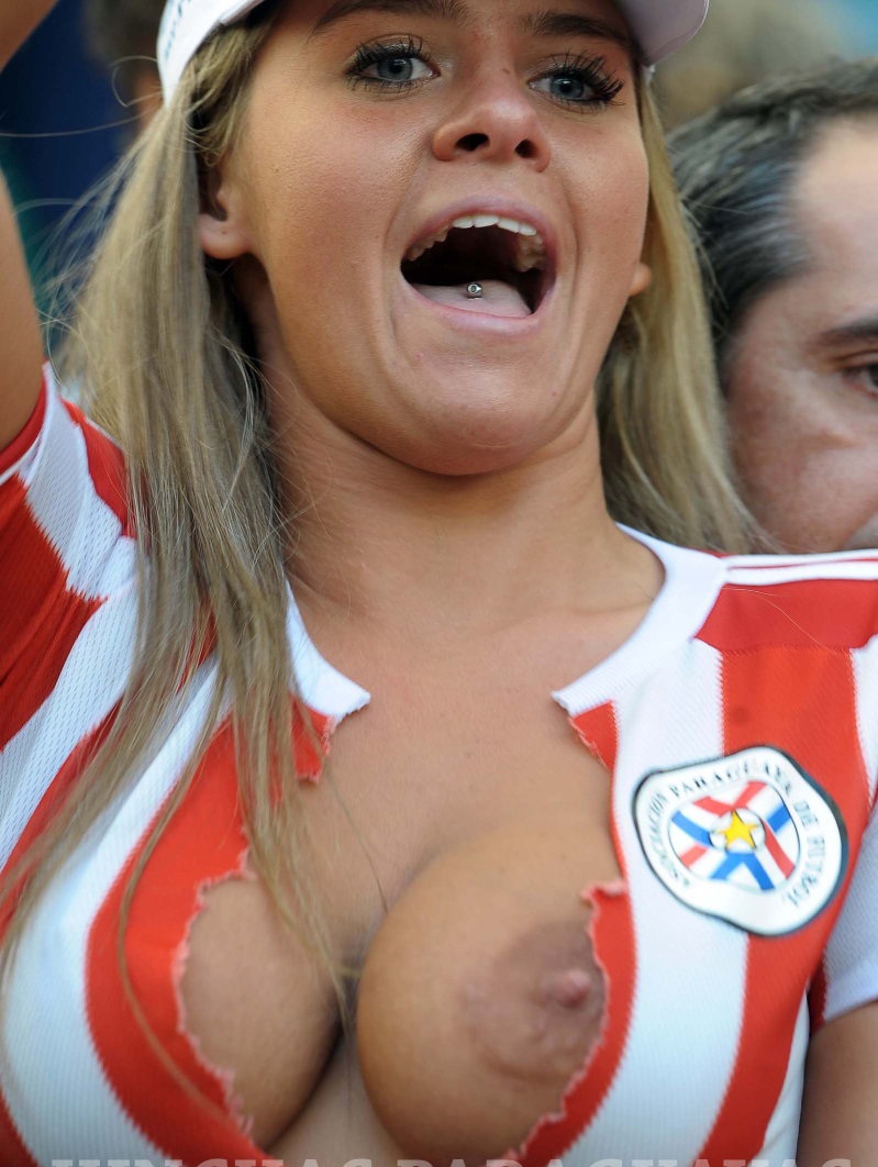 Голые сиськи болельщиц