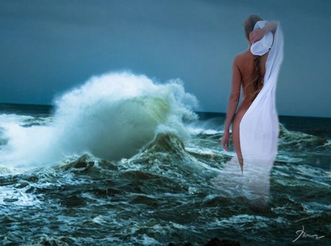 Женщина на море