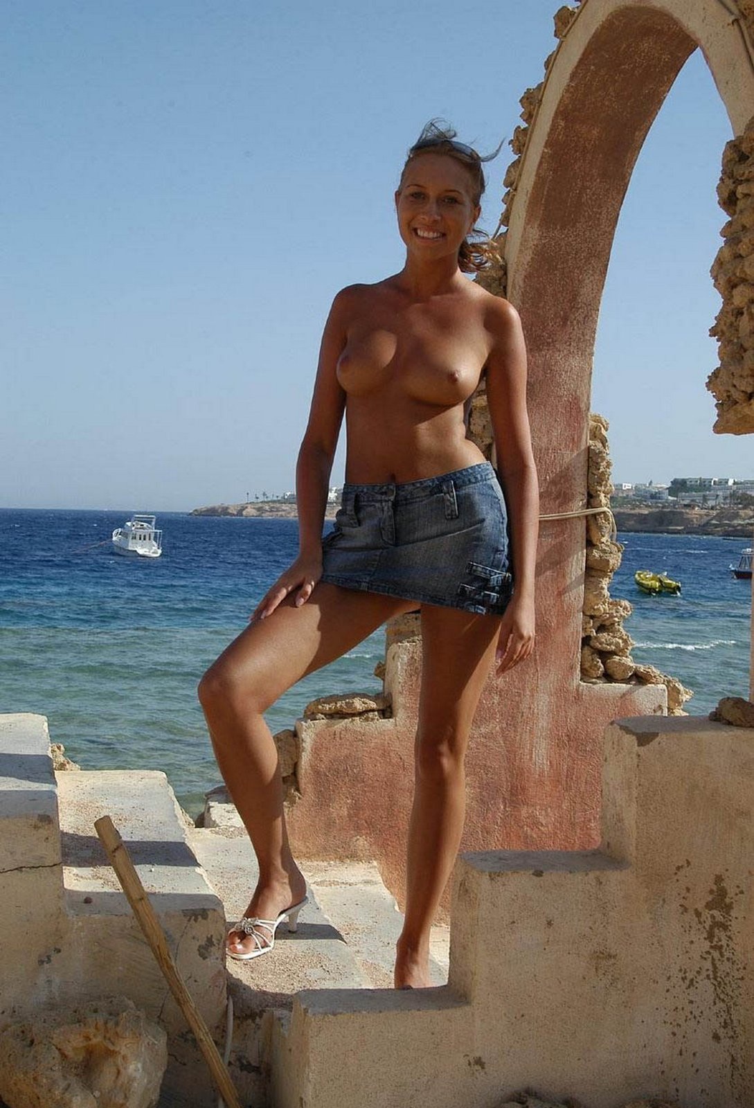 На курорте девчонки голые