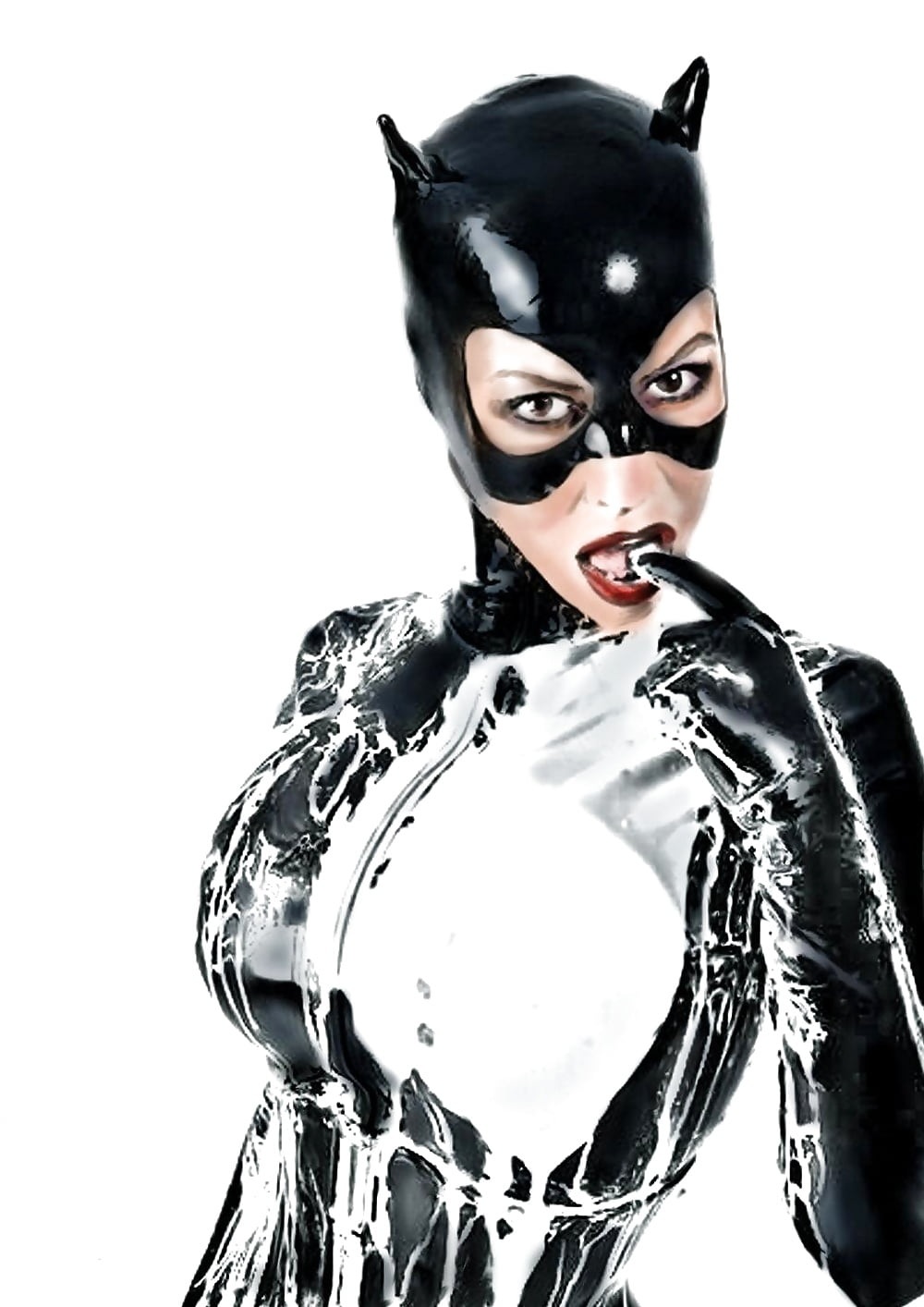 Женщина кошка лакает молоко