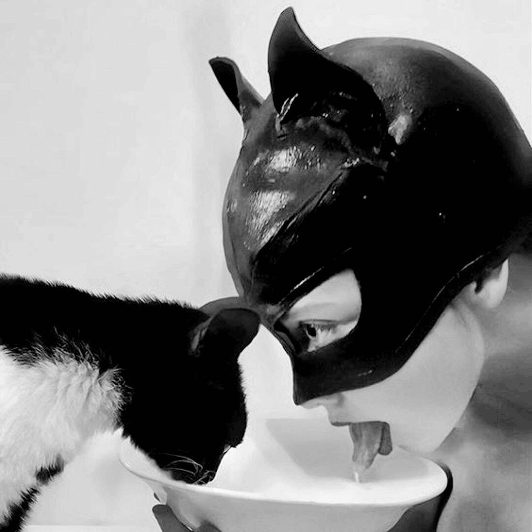 Девушка в латексном костюме кошки