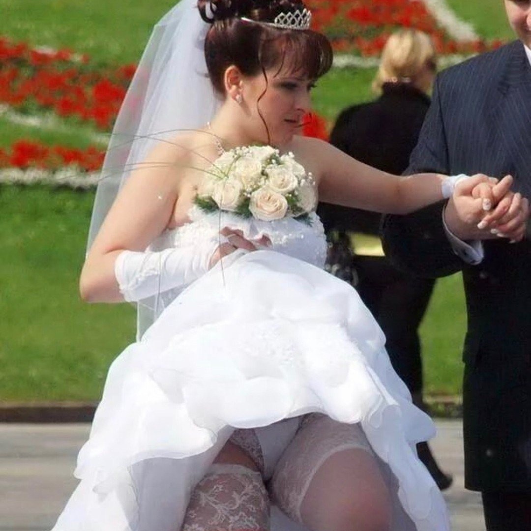 Под подолом платья