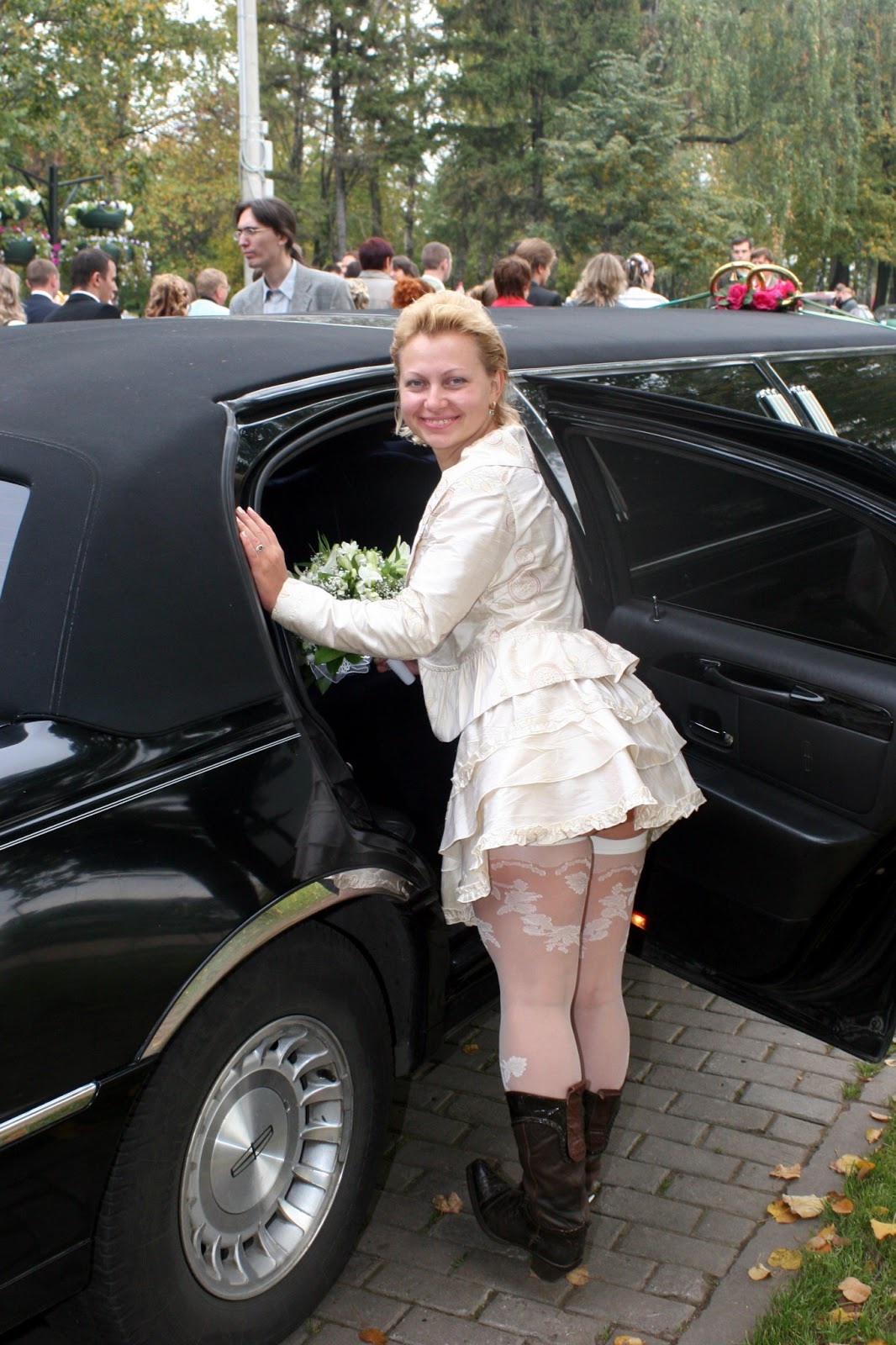 Наклонилась в платье в офисе