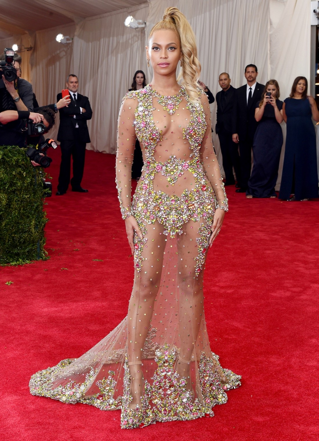 Джулия Салеми и Дайана Мелло модели на венецианском кинофестивале 2016