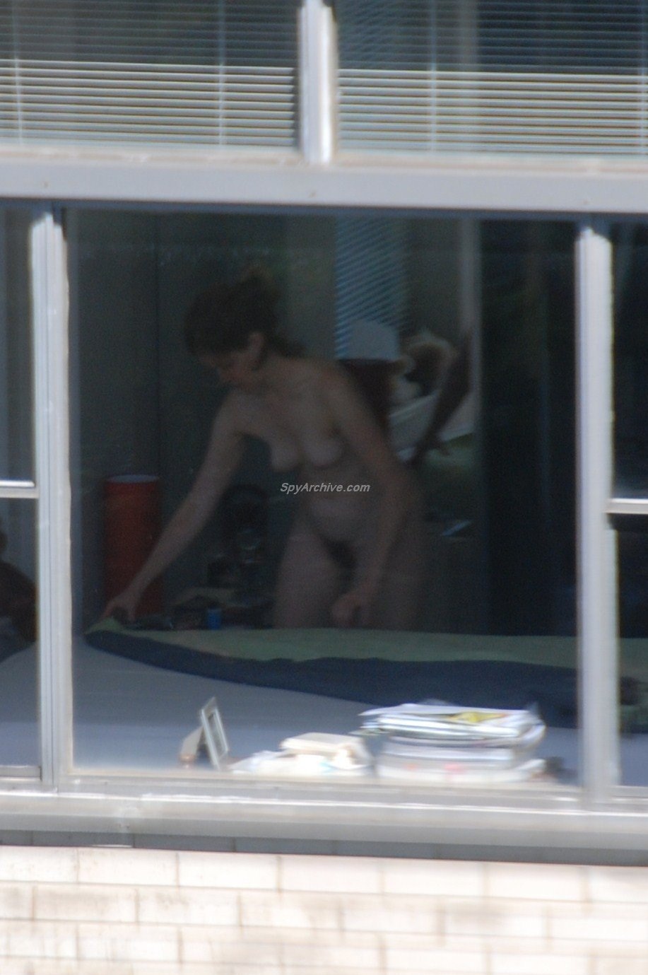 Засветилась на балконе ню