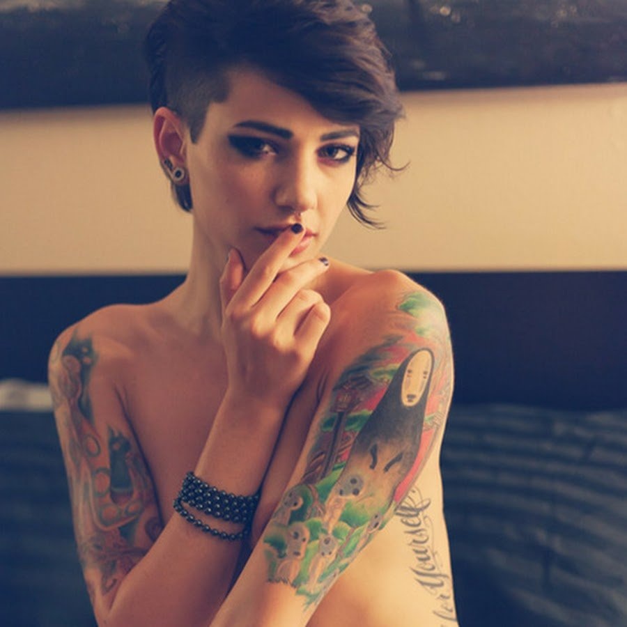 Девушка с короткой стрижкой и тату