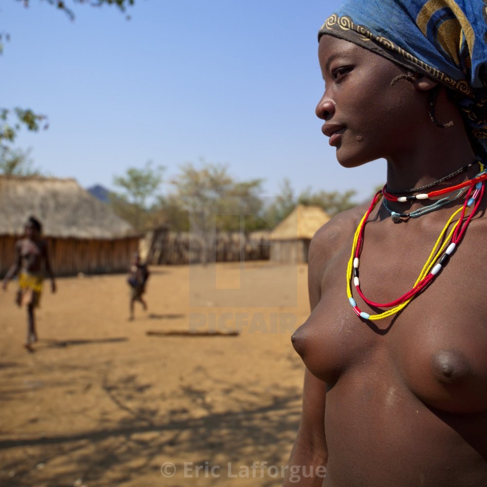Голая висячая грудь огромных африканских женщин
