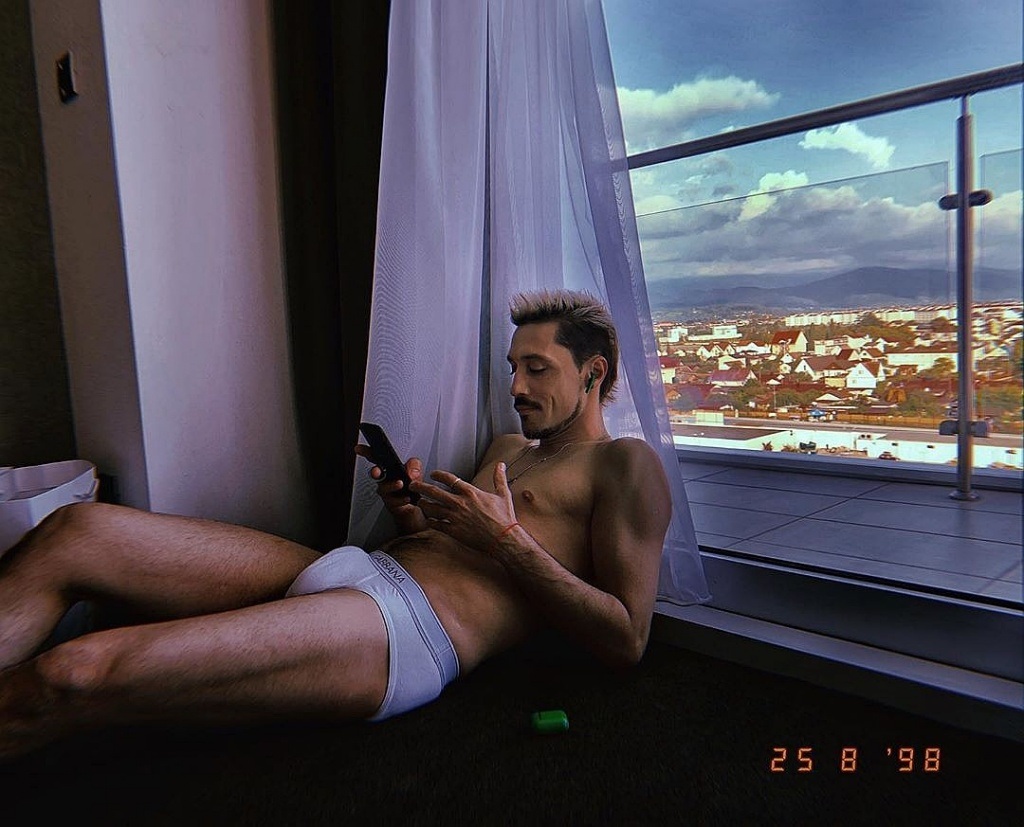 Девушки играющие в приставку