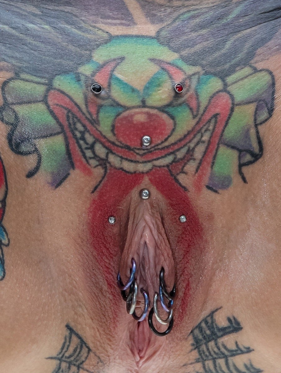 Тату на половых органах женщин