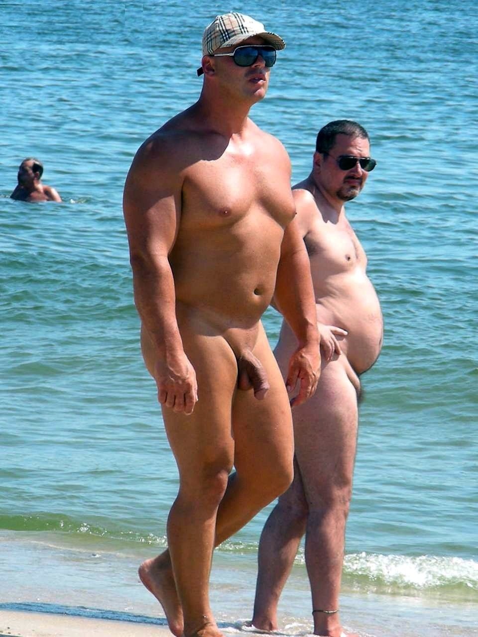 Голые парни на пляже