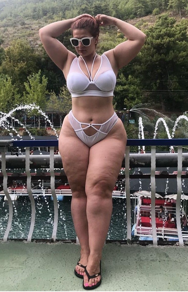 Голые женщины с широкими бедрами