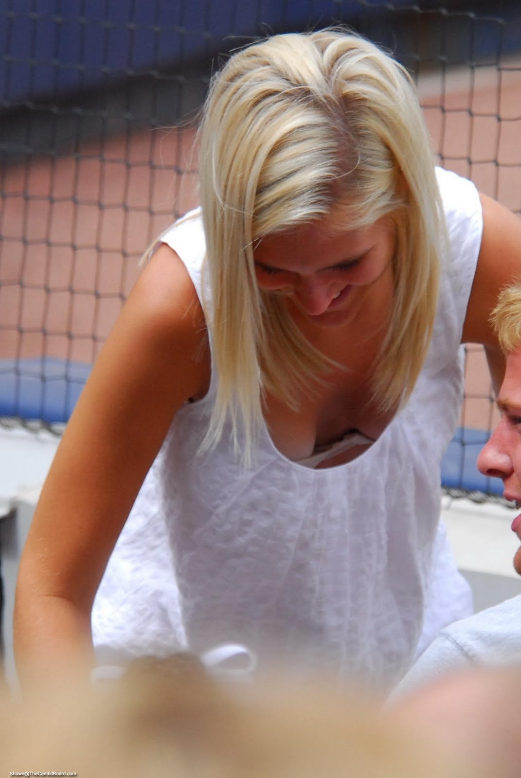 Заглядываем девушкам под блузки