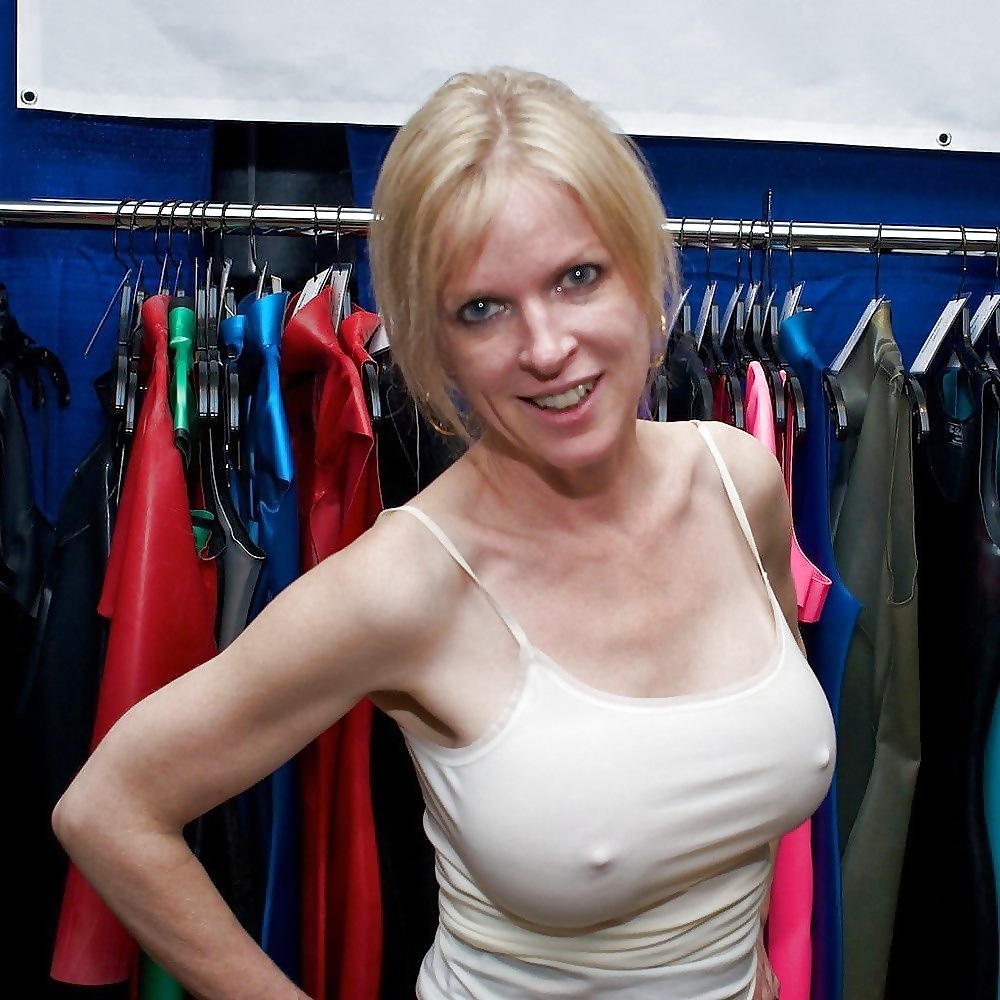 Огромные сиськи под блузкой