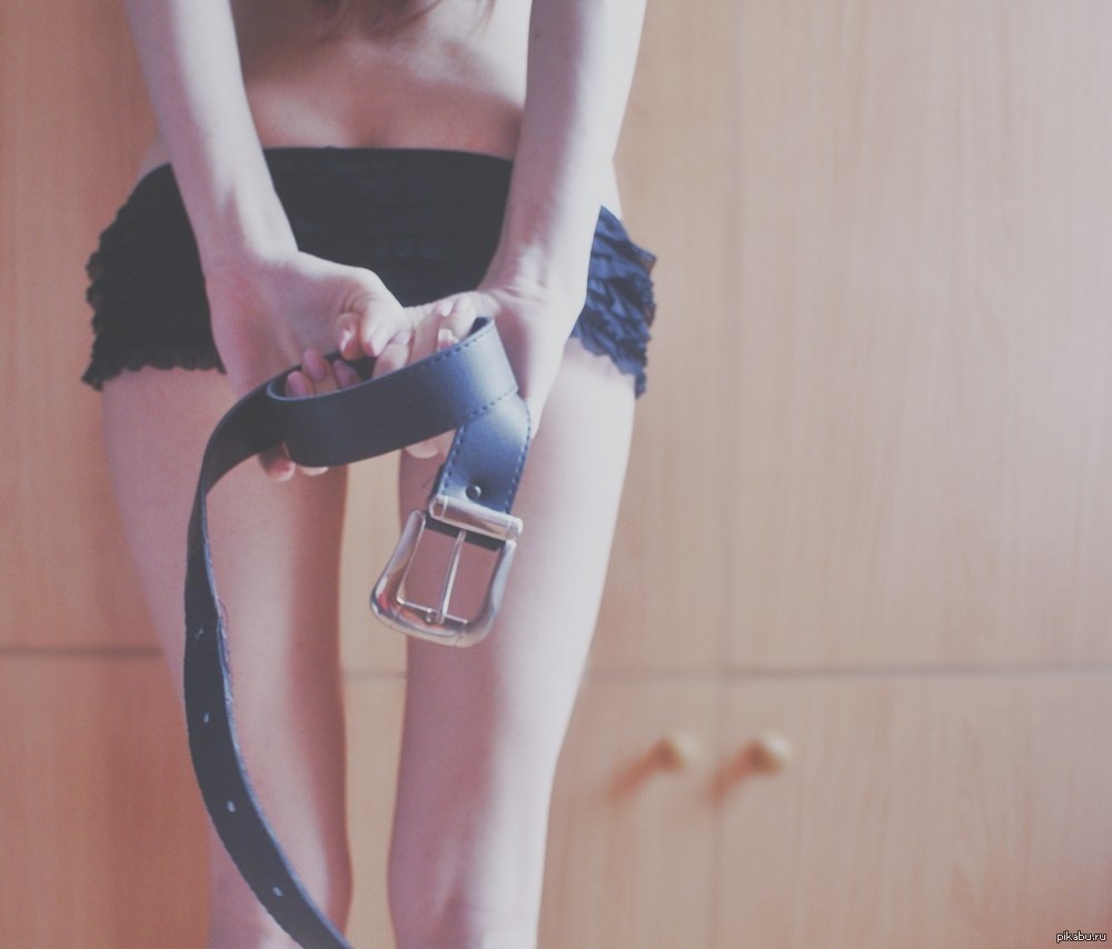 Женщина с ремнем в руках