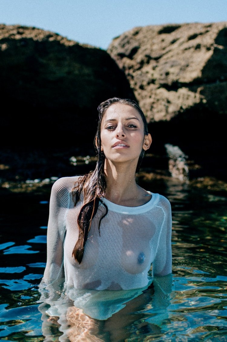 Девушки в мокрой одежде ню