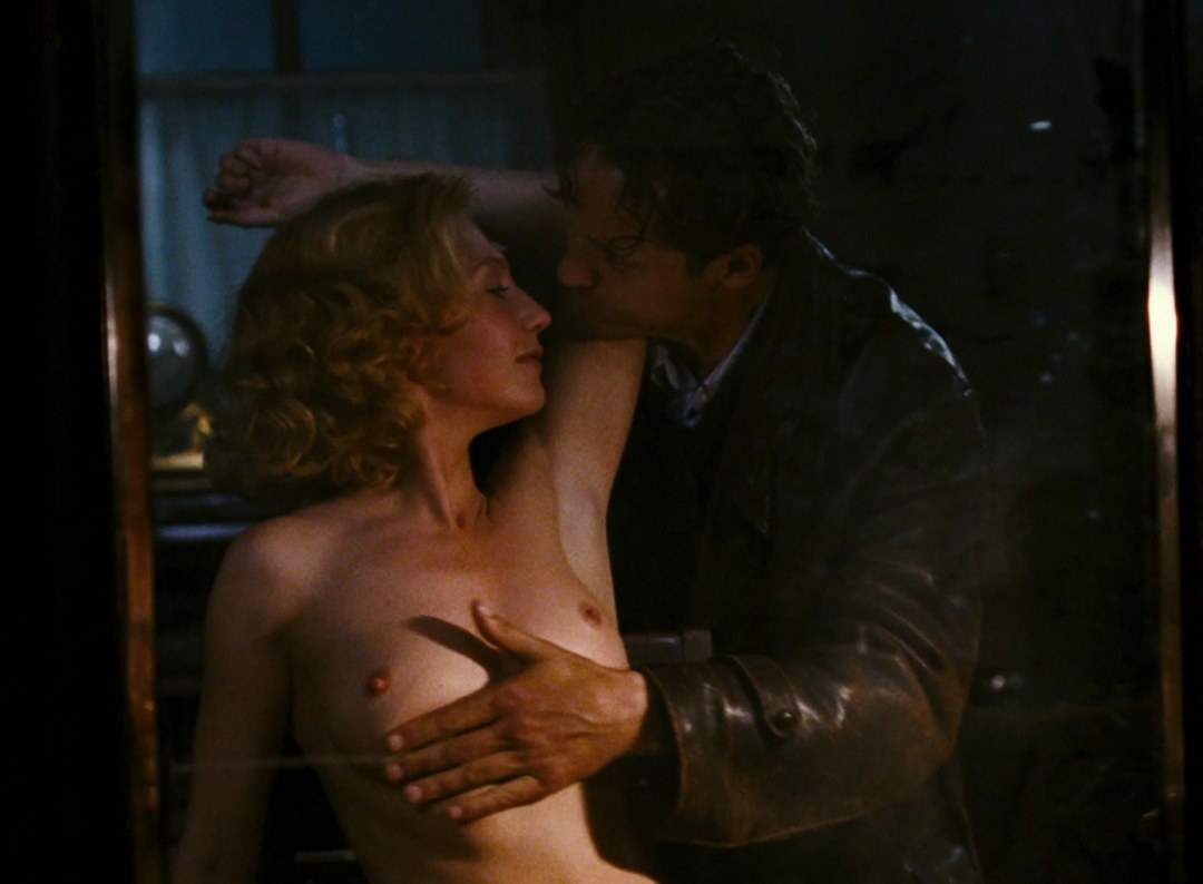 Кэрис Ван Хаутен в фильме черная книга