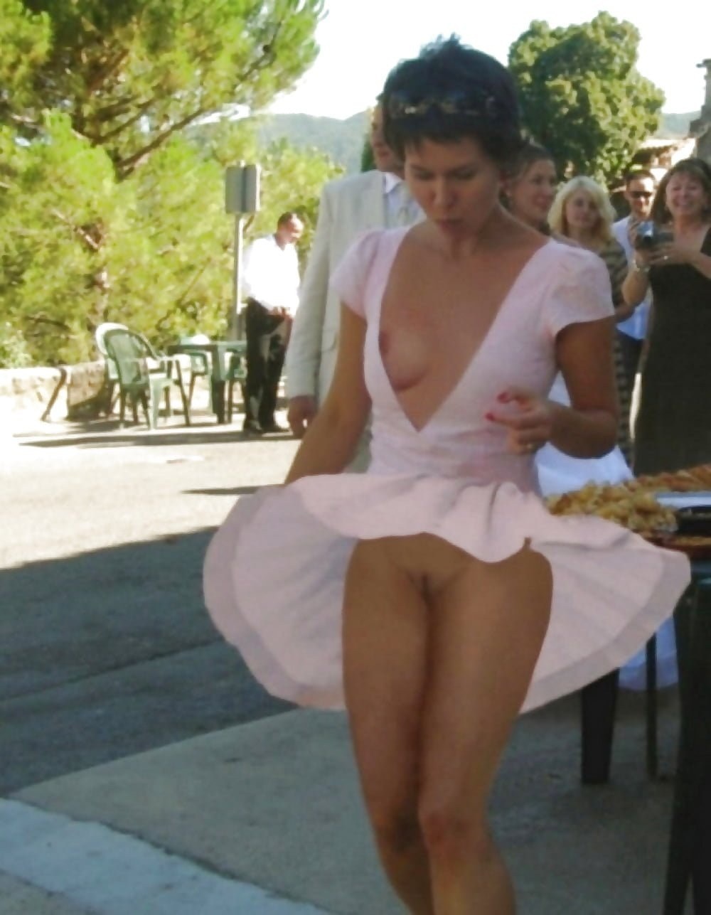 Ветер задирает юбки без трусиков