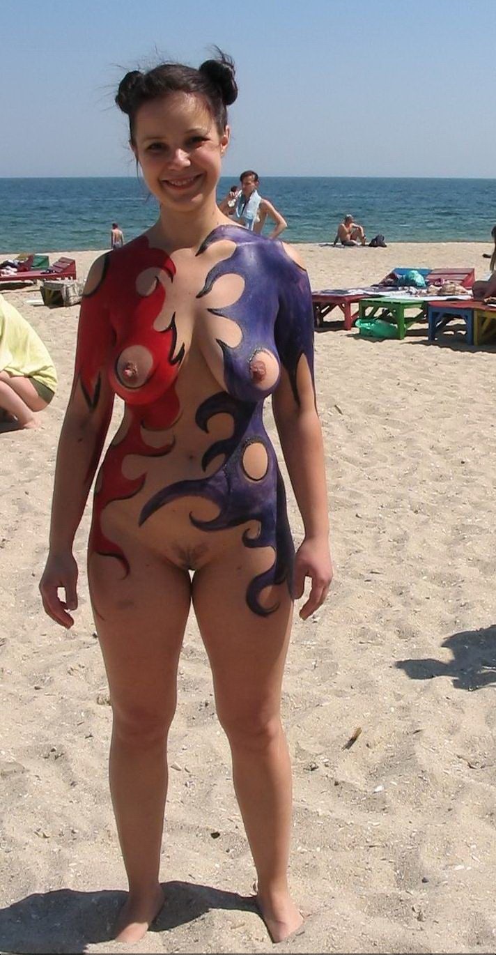 Бодиарт на голом теле на пляже