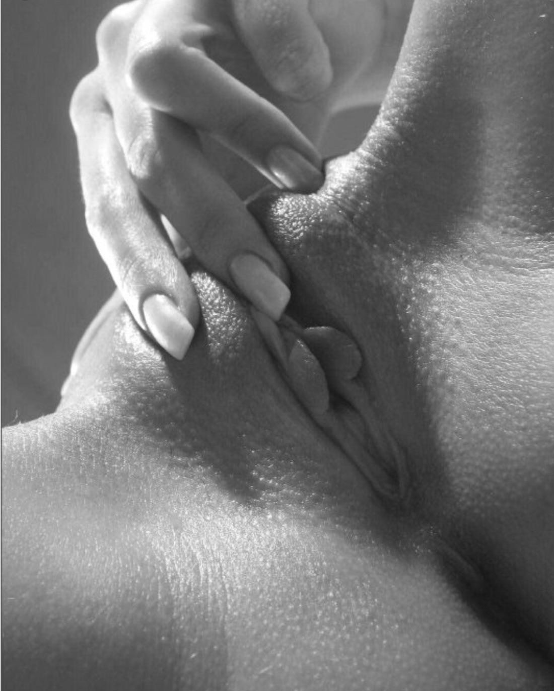 Ню голая киска черно белое