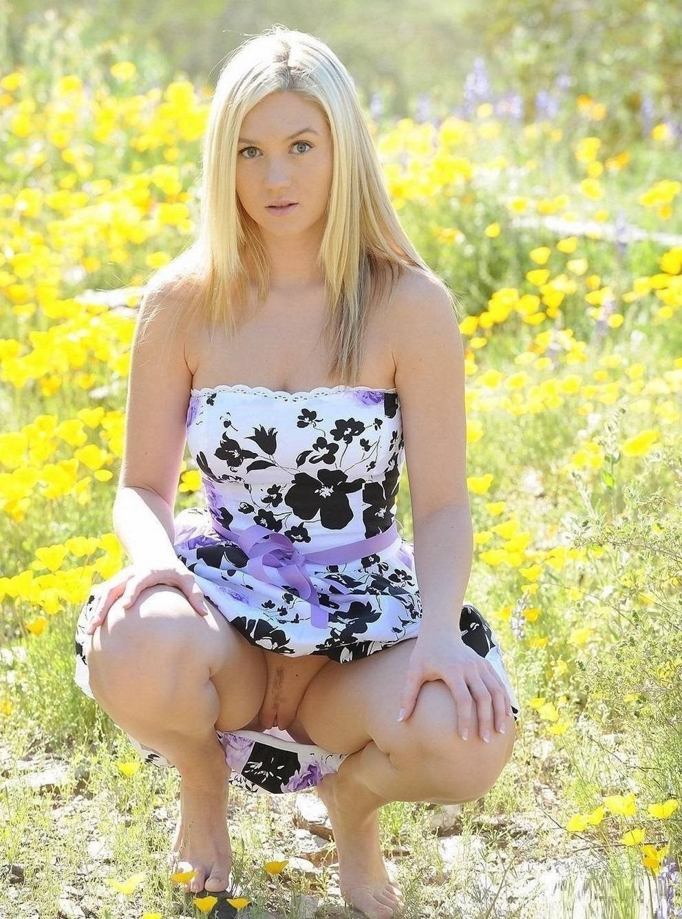 Девушки в сарафане без трусов