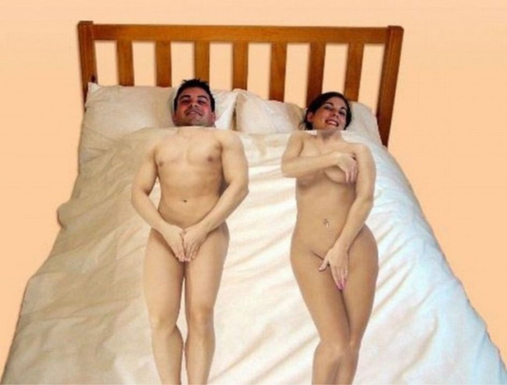 Мужчина и женщина голые в постели