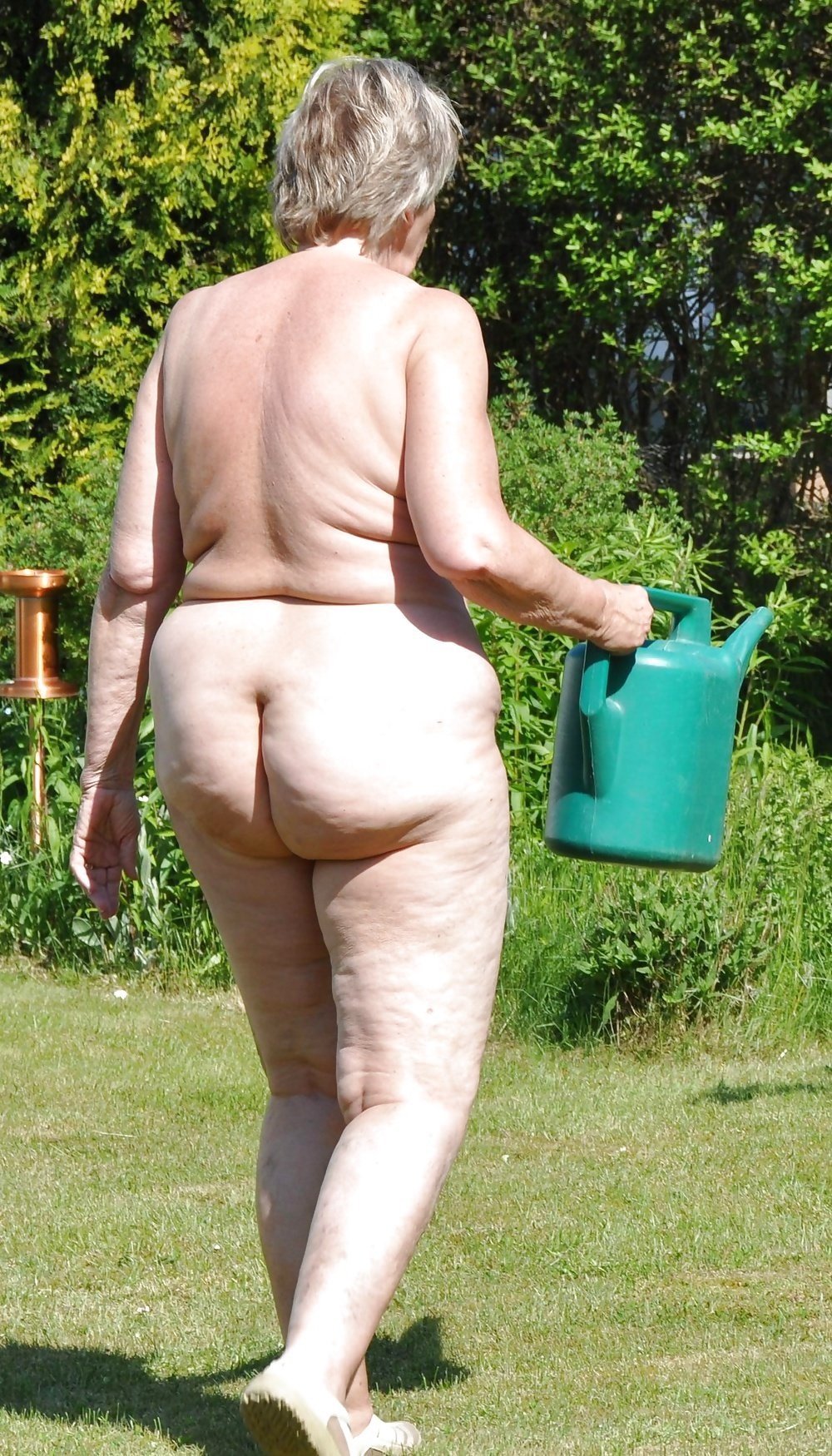 Голые старушки на даче без трусов