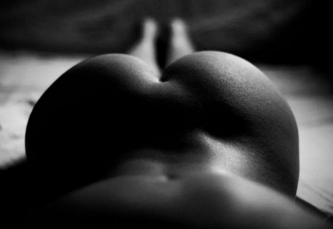 Красивое ню на чёрном фоне