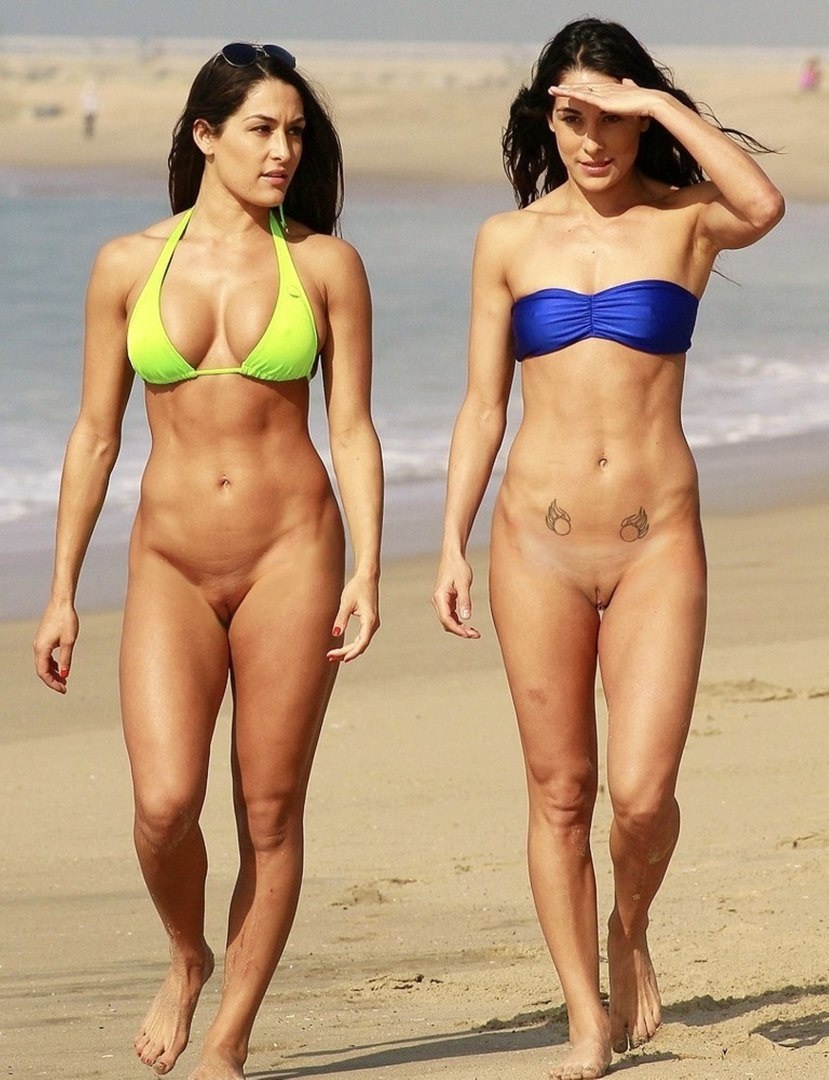 Девушка купается без трусиков