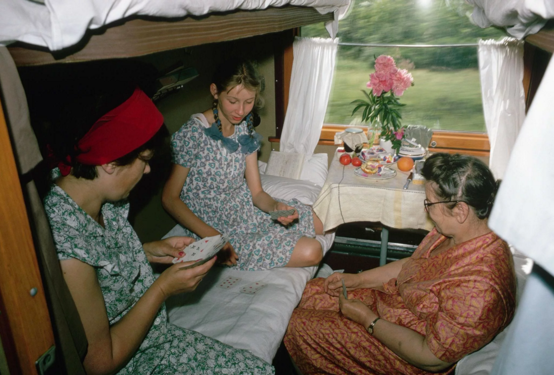 Ноги девушек в поезде