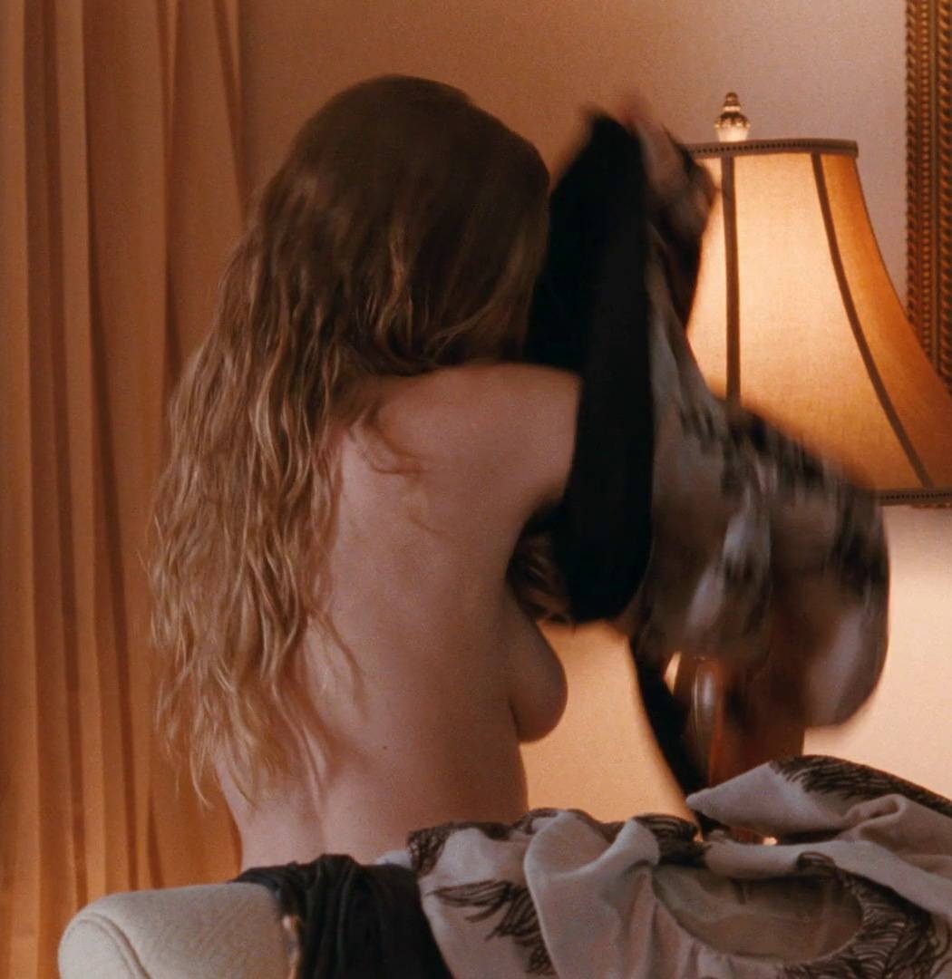 Аманда Сейфрид 18 сцена в фильме