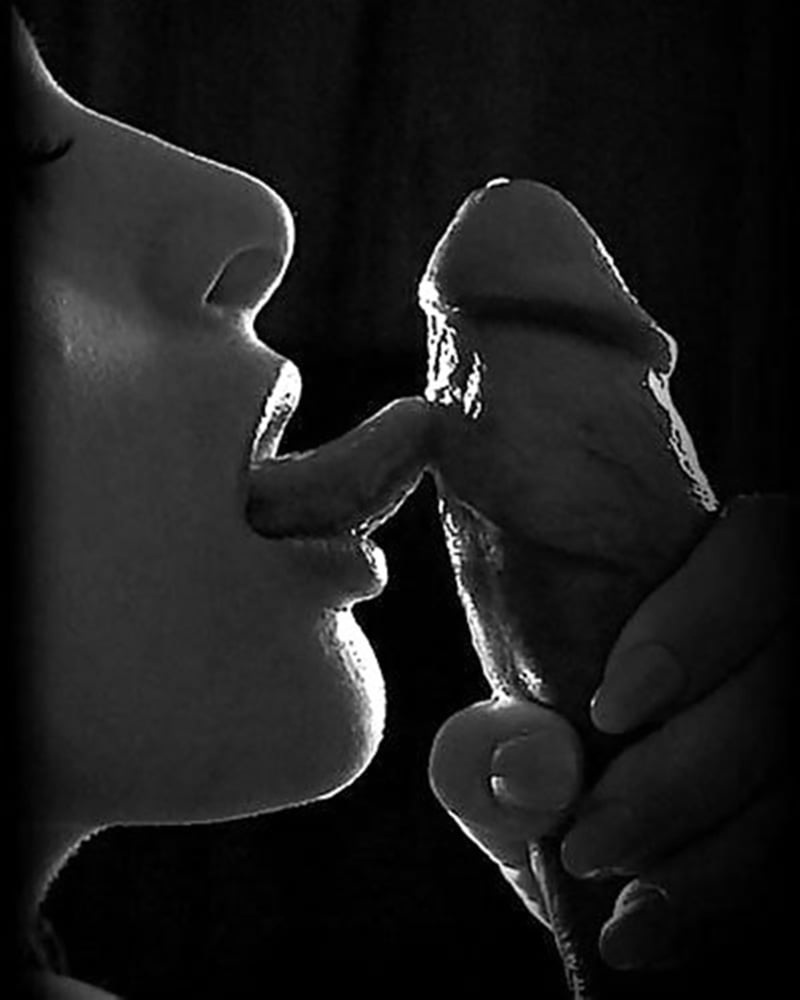 Две девушки ласкают член