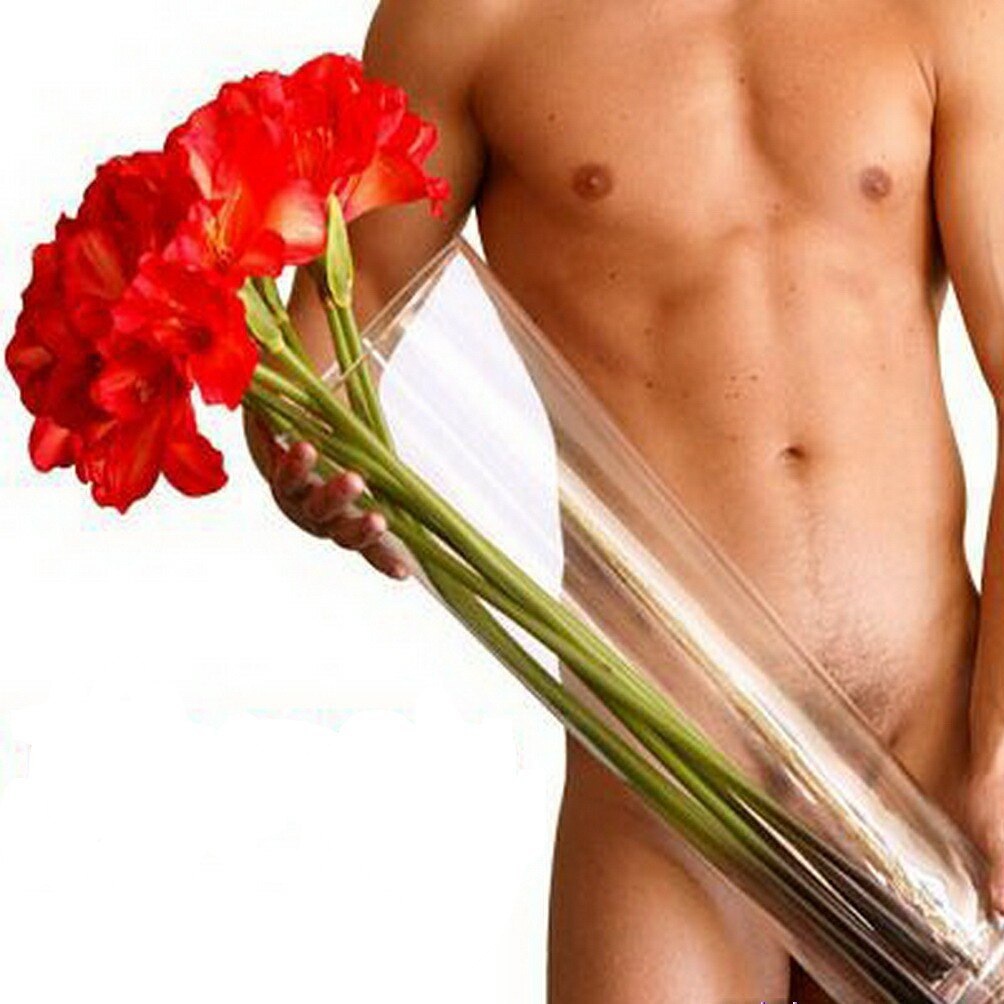 Парень держит девушку за грудь черно белая