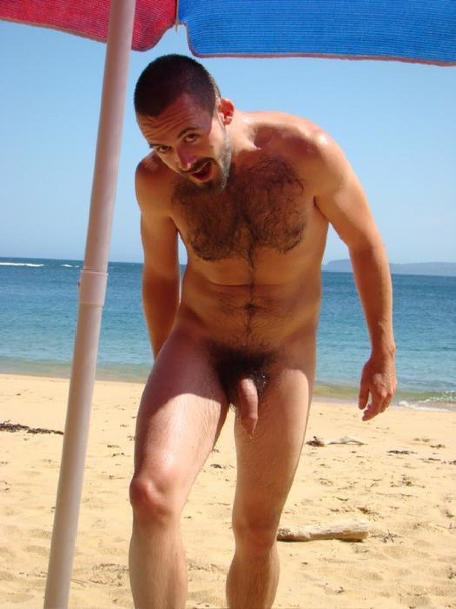 Мужчины без трусов на пляже