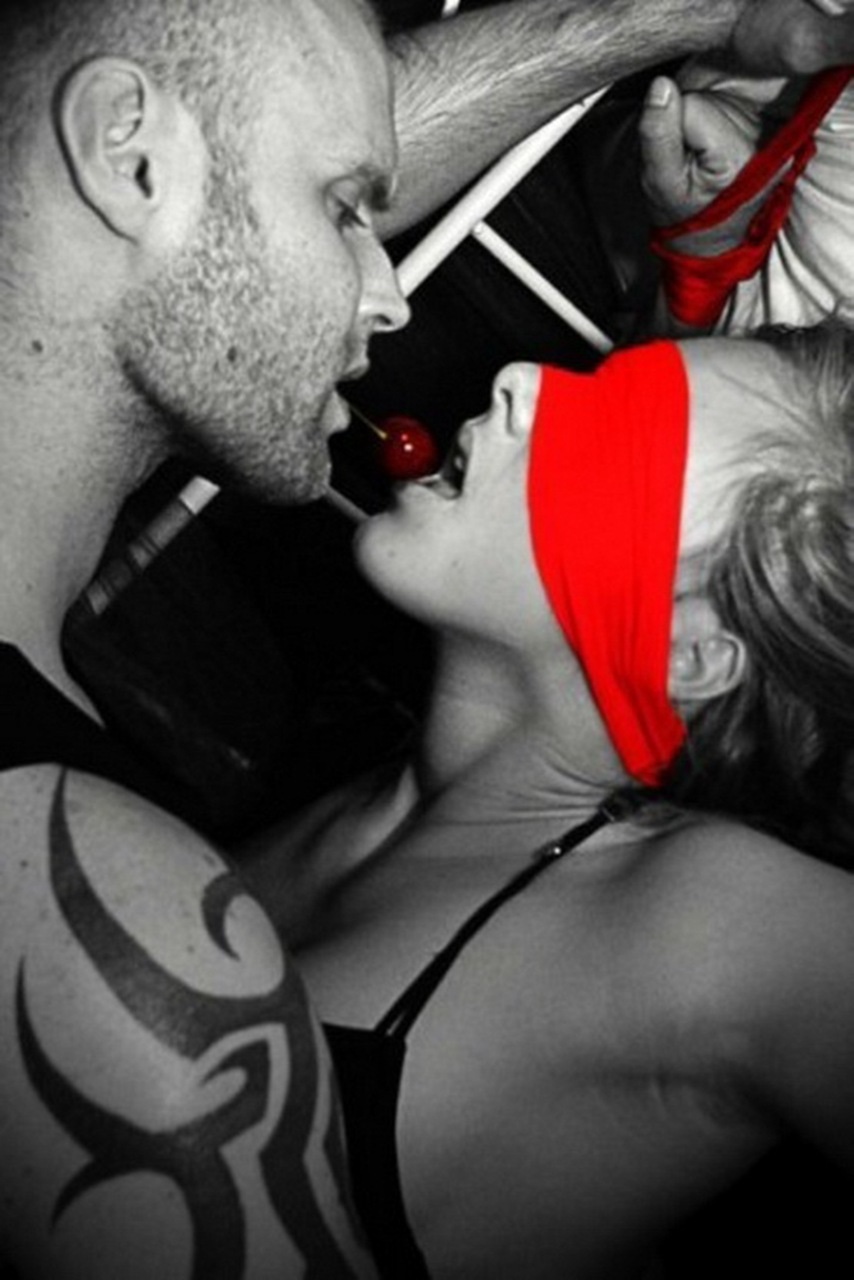 Мужчина в смокинге с девушкой