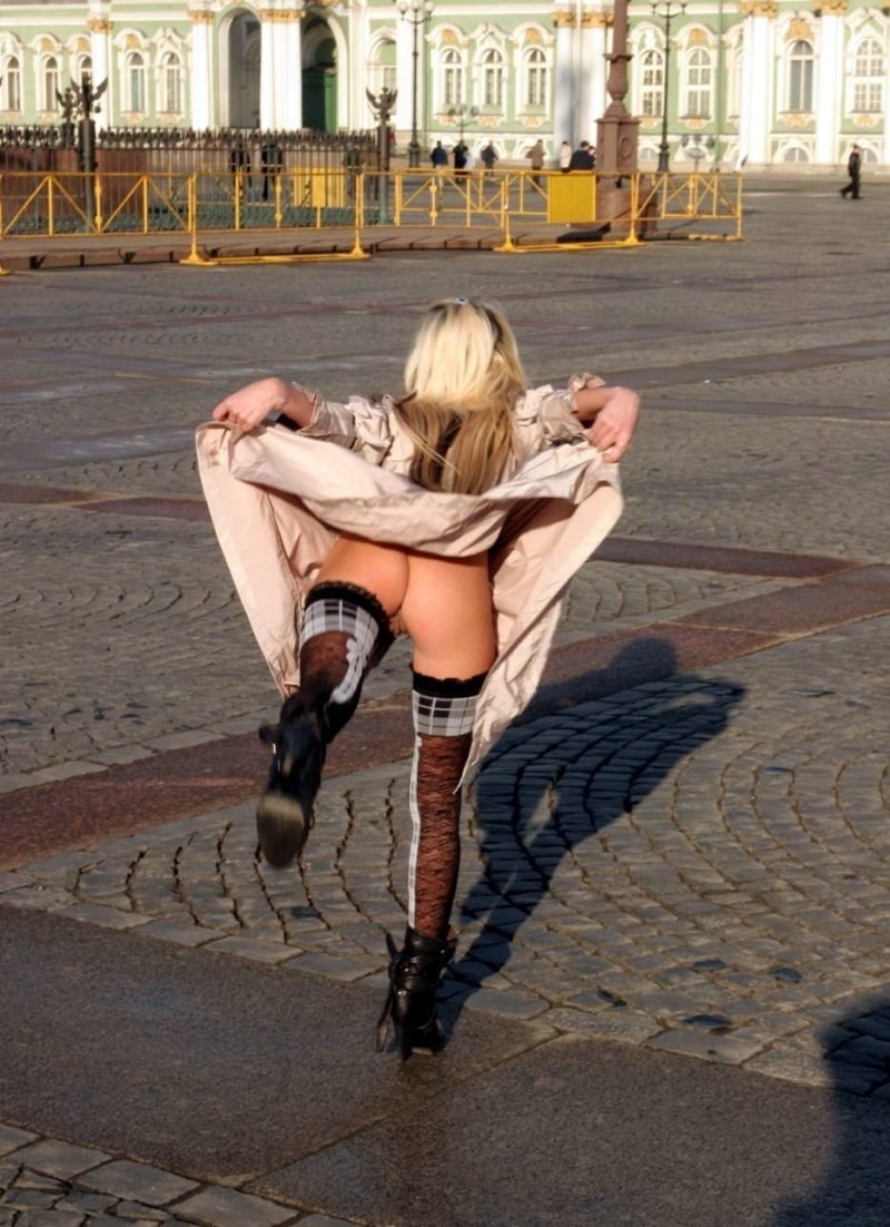 Порно на улице без трусов засветы