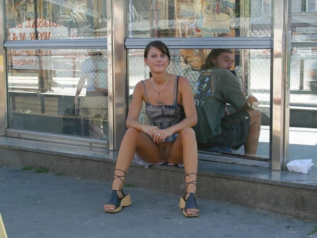 Без трусиков в людных местах