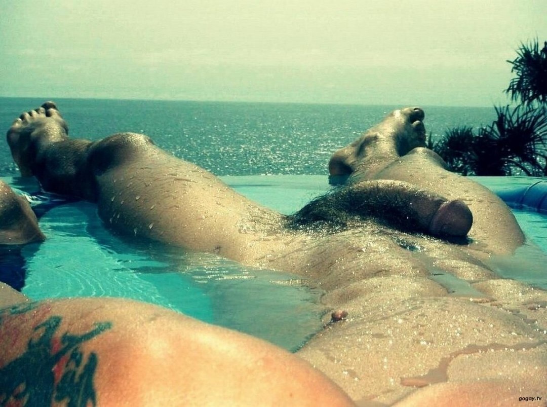 Девушки загорают голышом